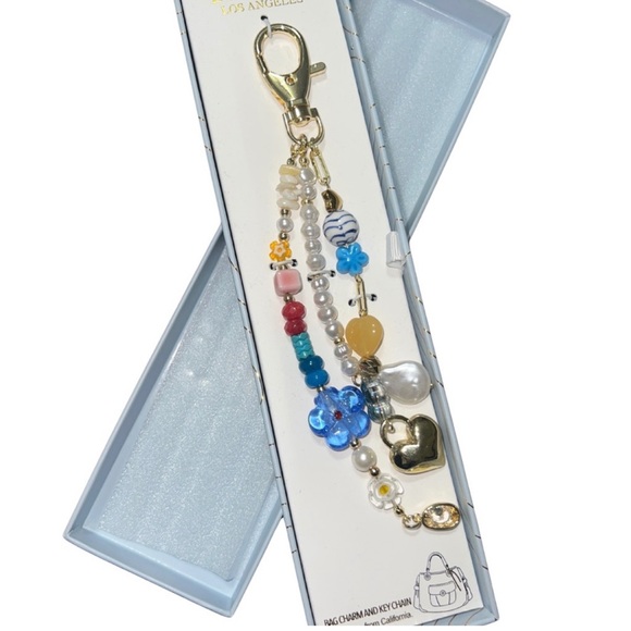 EYECANDY Los Angeles Multicolor Beaded Keychain with Heart & Flower Charms NIB - Picture 3 of 4